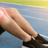 persona con dolor en la rodilla a causa de la tendinitis rotuliana